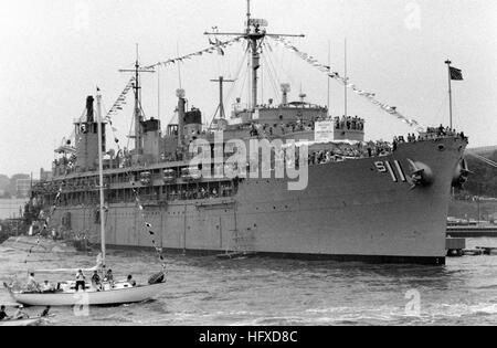 Eine Steuerbord beugen Blick auf das u-Boot-tender USS FULTON (AS 11) mit Navy Personal und Zivilisten an Bord, um die stillgelegten nuklear angetriebene u-Boot USS NAUTILUS (SSN-571) zurück zu seinem ursprünglichen Heimathafen begrüßen zu dürfen.  Das u-Boot bleibt ein Denkmal an der u-Boot Kraft Library and Museum. USS Fulton AS-11 New London 1983 Stockfoto