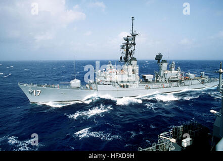 Ein Bogen Hafenansicht der Lenkwaffenzerstörer USS CONYNGHAM (DDG-17) während im Gange Nachschub durch das Schlachtschiff USS IOWA (BB-61). USS Conyngham DDG-17 Stockfoto