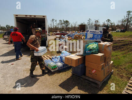 050908-N-4374S-009 Pass Christian, Frl. (8. September 2005) - US-Marine Seabees, Naval Mobile Bau-Bataillon 7 (NMCB 7), zugewiesen verteilen Hilfsgüter an die Bewohner von Harrison County in Pass Christian, Mississippi, zur Unterstützung der Hurrikan Katrina Entlastung Bemühungen. Der Marine-Beteiligung an der humanitären Hilfseinsätze wird durch die Federal Emergency Management Agency (FEMA), in Verbindung mit dem Department of Defense geführt. US-Navy, Foto von Fotograf ist Mate 2. Klasse Michael Sandberg (freigegeben) US Navy 050908-N-4374S-009 US Marine Seabees, Naval M zugewiesen Stockfoto