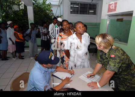 070902-N-8704K-085 PORT-AU-PRINCE, Haiti (2. September 2007) - Hospital Corpsman 1. Klasse Julie Urban und Canadian Army Lt. Anne Marie Lambert, beide mit Military Sealift Command Lazarettschiff USNS Comfort (T-AH 20), verbunden zu überprüfen, bei Patienten mit Hopital De Universit'e Etat d' Haiti in Port-Au-Prince, Haiti, am 2. September. Komfort ist auf eine viermonatige humanitären Einsatz in Lateinamerika und der Karibik eine medizinischen Behandlung für Patienten in einem Dutzend Ländern. Foto: U.S. Navy Mass Communication Specialist 2. Klasse Joshua Karsten (freigegeben) uns Marine 070902-N-8704K-085 Hospital Corpsman 1. Clas Stockfoto