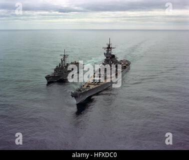 Ein erhöhter Bogen Blick auf den Hafen das Schlachtschiff USS IOWA (BB-61) Betankung der Lenkflugkörper Fregatte USS mehrerer (FFG 40) während NATO Übung OCEAN SAFARI 85. USS Iowa - USS Hallyburton - Ocean Safari 85 - DN-SC-87-03287 Stockfoto