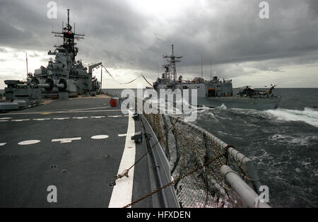 Blick vom Heck freut sich auf das Schlachtschiff USS IOWA (BB-61) als es tankt die Lenkflugkörper Fregatte USS STEPHEN W. GROVES (FFG-29) während des Trainings Ocean Safari 85. USS Iowa BB-61 und USS Stephen W Groves FFG-29 - Ocean Safari 85 - DN-SC-88-01941 Stockfoto