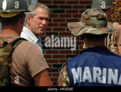 050912-N-6925C-003 Gulfport, Mississippi (12. September 2005) – Präsident George W. Bush spricht US Marine Seabees, zugewiesen, Naval Mobile Bau-Bataillon One (NMCB-1) und Marines aus der Bundes Republik Mexiko auf ihren sauberen, Bemühungen um 28 Street Elementary School in Biloxi, Mississippi Präsident Bush ist derzeit zu Besuch der Gulf Coast Region zur Beurteilung der Schäden und Katastrophe Rettungspakete von Hurrikan Katrina. Die mexikanische Marine unterstützt die US Navy Erbringung humanitären Hilfe für die Opfer des Hurrikans Katrina. Die Marine Engagement in der humanitären Hilfe Betriebs- Stockfoto