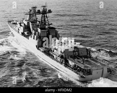 Quartal eine Antenne Hafenansicht von einem sowjetischen Udaloy-Klasse Lenkwaffenzerstörer VITSE ADMIRAL KULAKOV im Gange. Vitse-admiralKulakov1985 Stockfoto