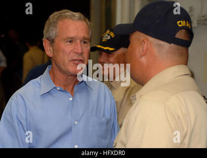 050915-N-5345W-141 New Orleans (15. September 2005) Ð US-Präsident George W. Bush spricht mit den Befehl Waffenwart, Senior Chief David Allen auf dem Achterdeck nach seiner Rückkehr in die amphibischen Angriff Schiff USS Iwo Jima (LHD-7) nach einer live Adresse an die Nation von New Orleans. Iwo Jima befindet sich derzeit Pier auf dem Mississippi, Unterstützung bei der gemeinsamen Task Force Katrina Hurrikan Hilfsmaßnahmen. Die NavyÕs Einbindung in die humanitäre Hilfseinsätze sind ein Versuch, geführt durch die Federal Emergency Management Agency (FEMA) in Verbindung mit dem Department of Defense. US Navy Stockfoto