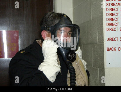 Master Chief Petty Officer der Marine führt ein in sich geschlossenes Atemgerät an, während er im September 2005 die Unterwasserunterseebootschule Loma, San Diego, besucht und die Notfallausrüstung und Sicherheitsausrüstung demonstriert. Stockfoto