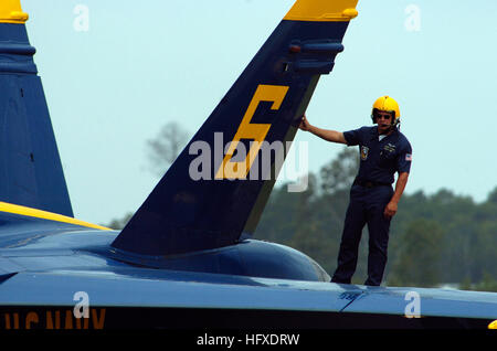 050916-N-0295M-186 Virginia Beach, VA (16. September 2005) - ein Crewchef zugewiesen US Navy Flight Demonstration Team, der "blaue Engel", führt eine Post Motor Vorfeld Inspektion auf den oberen Oberflächen eines der blaue Engel F/A-18A Hornets während der 2005 Naval Air Station Oceana Air Show. Die Flugschau statt vom 16. bis zum 18. September präsentiert zivile und militärische Flugzeuge von Streitkräften des Landes, die zahlreichen Flugvorführungen und statischen Displays zur Verfügung gestellt. US Navy Foto vom Fotografen Mate 2. Klasse Daniel J. McLain (freigegeben) uns Marine 050916-N-0295M-186 A Crewchief zugewiesen der Stockfoto