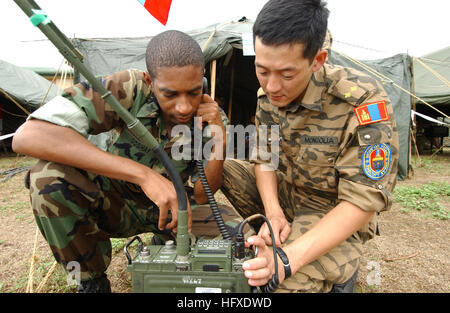 050916-N-8629M-057 Balg Air Force Station, Hawaii (14. September 2005) – US-Navy Information Systems Technician 1. Klasse Aaron Goshay, links, für gemeinsame Mobile an Land Unterstützung Terminal Pacific und mongolische Armee Lt. Ochirbat Gunaajav testen einen Hochfrequenz-Radio während des Trainings Pacific Unterfangen 2005. Sechzehn Nationen engagieren sich in der Werkstatt, die Kommunikation Interoperabilität zwischen Ausrüstung besser Bereitstellung von Mitgliedern auf erfolgreiche kombinierte Task-Forces in Zukunft vorzubereiten bestimmen soll. US Navy Foto vom Fotografen der 3. Klasse Rebecca J. Graben (freigegeben) uns N Paaren Stockfoto