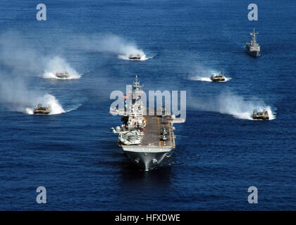 Die USS Kearsarge Expeditionary Strike Group und die LCACs der Assault Craft Unit Four (ACU-4) führen am 17. September 2005 Lenkmanöver im Atlantik durch und kehren nach einem Einsatz zur Unterstützung des Globalen Krieges gegen den Terrorismus zur Marinestation Norfolk zurück. Stockfoto