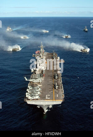 Die USS Kearsarge Expeditionary Strike Group und LCACs von ACU-4 führen Lenkmanöver im Atlantik durch, während sie nach einem Einsatz zur Unterstützung des Globalen Krieges gegen den Terrorismus zur Marinestation Norfolk zurückkehren. Stockfoto