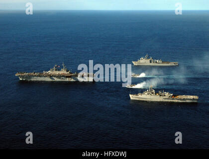 USS Kearsarge Expeditionary Strike Group und Landing Craft, Luftkissen der Assault Craft Unit Four führen Lenkmanöver im Atlantischen Ozean durch, während sie nach einem Einsatz zur Unterstützung des Globalen Krieges gegen den Terrorismus zur Marinestation Norfolk zurückkehren. Stockfoto
