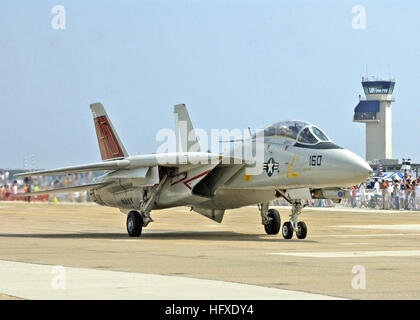 050918-N-6011D-214 Virginia Beach, Virginia (18. September 2005) Ð rollt eine F-14 b zugewiesen Strike Fighter Squadron zwei One One f-14 auf der Flightline im Rahmen der 2005 Naval Air Station Oceana Air Show. Die Airshow präsentiert zivile und militärische Flugzeuge von Streitkräften des Landes, die zahlreichen Flugvorführungen und statischen Displays zur Verfügung gestellt. U.S. Navy Photo von PhotographerÕs Mate 1. Klasse Marlowe Dix (freigegeben) US Navy 050918-N-6011D-214 eine F - 14D Tomcat rollt auf dem Flug Linie im Rahmen der 2005 Naval Air Station Oceana Air Show Stockfoto