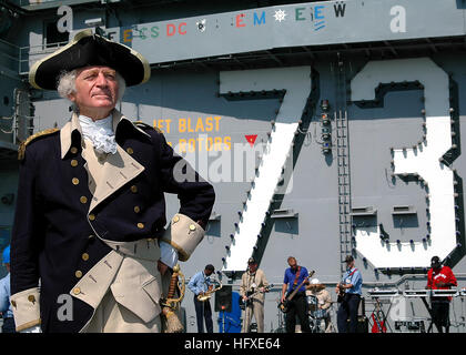 050926-N-1045B-071 Newport News, Virginia (26. September 2005) - A General George Washington-Imitator, William A. Sommersfield, Posen vor dem Schiff Band auf dem Flugdeck der Nimitz-Klasse-Flugzeugträger USS George Washington (CVN-73) bei einem Stahl Strand Picknick. George Washington wird angedockt geplant inkrementelle Verfügbarkeit bei Northrop Grumman Newport News Werft unterzogen. Foto: U.S. Navy PhotographerÕs Mate 3. Klasse Michael D. Blackwell II (freigegeben) US Navy 050926-N-1045B-071 A General George Washington-Imitator, William A. Sommersfield, posiert vor dem Schiff Band Stockfoto