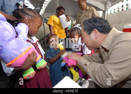 070920-N-8704K-059 Port of Spain, Trinidad und Tobago (20. September 2007) - US Public Health Service hinten ADM Kenneth Moritsugu, handeln US Surgeon General, gibt Stofftiere für Kinder an der Grundschule von Moulton Hall Methodist. Mitarbeitern, Military Sealift Command Lazarettschiff USNS Comfort (T-AH 20) bieten medizinischen Versorgung an der Schule. Komfort ist auf eine viermonatige humanitären Einsatz in Lateinamerika und der Karibik eine medizinischen Behandlung für Patienten in einem Dutzend Ländern. Foto: U.S. Navy Mass Communication Specialist 2. Klasse Joshua Karsten (frei) Stockfoto