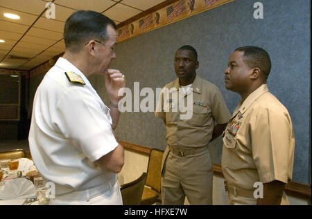 050927-N-2383B-335 Virginia Beach, VA (27. September 2005) - Chief of Naval Operations (CNO) Admiral Mike Mullen Plays Command Master Chief Renall Evans, rechts, und Master Chief Calvin Watson, beide zugewiesen der Nimitz-Klasse Flugzeugträger USS Carl Vinson (CVN-70) nehmen Sie die Zeit und Gelegenheit, mit das Clusternamenobjekt während seines Besuchs in Naval Air Station Oceana zu sprechen. Das Clusternamenobjekt war in Virginia Beach, Besuch mit eingetragenen Nachwuchskräfte und Treffen mit dem senior angeworben und Offizier. US Navy Foto des Fotografen Chief Mate Johnny Bivera (freigegeben) US Navy 050927-N-2383B-335 Chief o Stockfoto