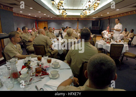 050927-N-2383B-356 Virginia Beach, VA (27. September 2005) - Chief of Naval Operations (CNO) Admiral Mike Mullen spricht master Chiefs bei einem Mittagessen treffen in der Naval Air Station Oceana Chief Petty Officer Club Kommando. Das Clusternamenobjekt war in Virginia Beach, Besuch mit eingetragenen Nachwuchskräfte und Treffen mit dem senior angeworben und Offizier. US Navy Foto von des Fotografen Chief Mate Johnny Bivera (freigegeben) U.S. Navy 050927-N-2383B-356 Chief of Naval Operations (CNO) Admiral Mike Mullen spricht master Chiefs bei einem Mittagessen treffen in der Naval Air Station Oceana Chief Petty Kommando Stockfoto