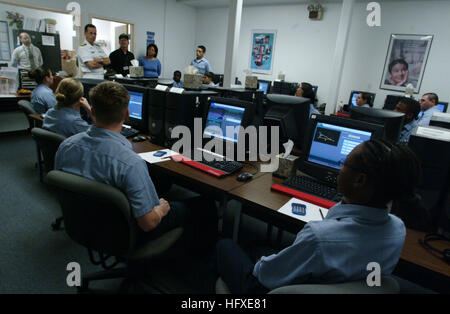 050927-N-2383B-286 Virginia Beach, Virginia (Sep.27, 2005) Ð Segler nehmen eine ASVAB Vorbereitung Klasse erhalten eine Überraschung von Chief of Naval Operations (CNO) Admiral Mike Mullen zu besuchen, da sprach er zu den junior Seeleuten während seines Besuchs in Naval Air Station Oceana.  Das Clusternamenobjekt Botschaft war wie er ihren Dienst geschätzt und wie Veränderungen in der Marine ist konstant und seiner Erwartungen, dass jeder Segler führend ist.  Das Clusternamenobjekt war in Virginia Beach mit Matrosen zu besuchen und kennenlernen mit dem senior angeworben und Offizier.  Foto: U.S. Navy Chief Photographer's Mate Johnny Bivera.  (FREIGEGEBEN) US Navy 0509 Stockfoto