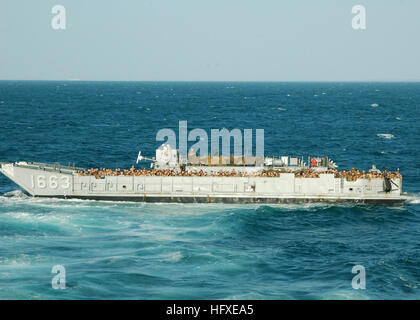 051001-N-7202W-052-Atlantik (1. Oktober 2005) – A Landing Craft, Utility (LCU) fährt die amphibischen Angriff Schiff USS Iwo Jima (LHD-7), wie es Elemente von der 24. Marine Expeditionary Unit transportiert (24 MEU) zum Ufer. Iwo Jima kehrt ihr Heimathafen der Naval Station Norfolk nach Hilfs- und Wiederaufbaumaßnahmen Bemühungen im Rahmen der gemeinsamen Task Force Katrina. Foto: U.S. Navy des Fotografen Mate Airman Amanda M. Williams (freigegeben) US Navy 051001-N-7202W-052 A Landing Craft, Utility (LCU) fährt die amphibischen Angriff Schiff USS Iwo Jima (LHD-7) Stockfoto