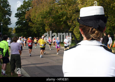 051002-N-7163S-003 Minneapolis (2. Oktober 2005) – Lt. CMdR Elizabeth Zimmerman von den Twin Cities Marine Büro der Community Outreach (NAVCO), Jubel auf Läufer an der 15-Meile Markierung von den Twin Cities Marathon. Marine Teilnahme begrenzt den Twin Cities erstmals "Marine-Woche". Zwanzig solche Wochen sind in diesem Jahr in Städten in den USA, organisiert durch die Marine Büro der Community Outreach (NAVCO) geplant. NAVCO ist eine neue Einheit mit der Verbesserung der Marine Markenimage in Gebieten mit begrenzten Exposition gegenüber der Marine beauftragt. Foto: U.S. Navy Journalist 2. Klasse Michael Sheehan (freigegeben) U.S. Stockfoto