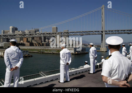 051008-N-3289C-001 San Francisco (8. Oktober 2005) - Mann Matrosen an Bord der amphibischen Angriff Schiff USS Boxer (LHD-4) die Schienen, wie sie die San Francisco/Oakland Bay Bridge unterqueren und Blick auf die Skyline von San Francisco während der 2005 San Francisco Flotte Woche Parade von Schiffen. Flotte Woche ist ein 5-Tages-fest jedes Jahr stattfindet, um die Beiträge und die Opfer, die von Mitgliedern der Streitkräfte zu erkennen. Foto: U.S. Navy Journalist 2. Klasse Paul Käfig (freigegeben) US Navy 051008-N-3289C-001 Seeleute an Bord der amphibischen Angriff Schiff USS Boxer (LHD-4) Mann die Schienen, weil sie die San unterqueren Stockfoto