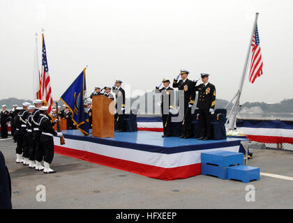 070327-N-9860Y-024 YOKOSUKA, Japan (27. März 2007) - Kapitän Jeff Bartkoski und Captain David A. Lausman Rendern Ehrungen der Farbe Wache bei einem Befehl Zeremonie auf dem Flugdeck der amphibischen Befehl Schiff USS Blue Ridge (LCC-19). Die Änderung der Befehl Zeremonie ist eine altehrwürdige Tradition, die formell bekräftigt, die Offiziere und Personal des Befehls die Kontinuität der Autorität der Befehl eingetragen. Foto: U.S. Navy Mass Communication Specialist 2nd Class Tucker M. Yates (RELEASED) US Navy 070327-N-9860Y-024 Capt. Jeff Bartkoski und Captain David A. Lausman Rendern Ehre Stockfoto