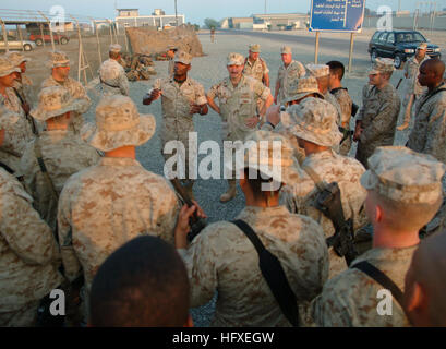 051012-N-0962S-118 Kuwait Naval Base, Kuwait (12. Oktober 2005)--Master Chief Petty Officer von der Marine (INTERNIERUNGSLAGER) Terry Scott und Sergeant-Major der Marine Corps John Estrada sprechen Sie mit einer Gruppe von Matrosen und Marinesoldaten auf der Durchreise in den Irak.  Sie sprach über die Bedeutung der gemeinsamen Interoperabilität und die Navy Marine Corps-Team der Gruppe und bedankte sich bei den Matrosen und Marinesoldaten für ihre Bemühungen im globalen Krieg gegen den Terrorismus.  Dies ist das zweite Mal, dass die INTERNIERUNGSLAGER und Sgt. Major einen gemeinsamen Besuch bis zum arabischen Golf gemacht haben.  Foto: U.S. Navy Journalist 1. Klasse (SW) Brandan W. Schulze.  (FREIGEGEBEN) US-N Stockfoto