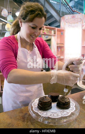 Cupcakes sind mit frischen Vereisung in einer Bäckerei in London Ontario, Kanada gefroren. Stockfoto