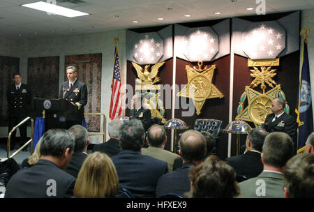 051017-N-2383B-060 Pentagon, Washington, D.C. (17. Oktober 2005) Ð ehemaliger befehlshabender Offizier, USS Hampton (SSN-767), Commander Robert P. Burke, macht Bemerkungen während der zwanzig - fünften jährlichen Vice Admiral James Bond Stockdale Führung Preisverleihung, in das Pentagon Halle der Helden. Die jährliche Auszeichnung würdigt zwei kommandierende Offiziere, die überlegene Führung und auffällige Beiträge zur Verbesserung der Navy Führung während in Befehl von einem einzigen Schiff, u-Boot oder Flugzeug-Geschwader zu demonstrieren. Foto: U.S. Navy des Fotografen Chief Mate Johnny Bivera (freigegeben) US Navy 051017-N-2383B-060 Stockfoto