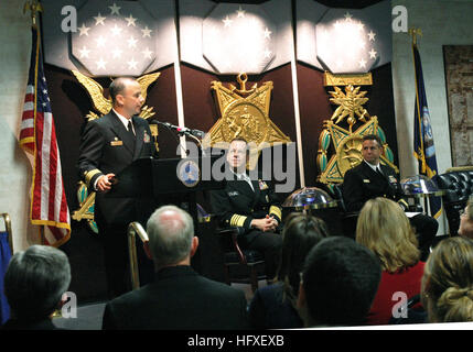 051017-N-2383B-082 Pentagon, Washington, D.C. (17. Oktober 2005) Ð befehlshabender Offizier, USS Russell (DDG-59), Commander James W. Kilby, macht Bemerkungen während der zwanzig - fünften jährlichen Vice Admiral James Bond Stockdale Führung Preisverleihung, in das Pentagon Halle der Helden. Die jährliche Auszeichnung würdigt zwei kommandierende Offiziere, die überlegene Führung und auffällige Beiträge zur Verbesserung der Navy Führung während in Befehl von einem einzigen Schiff, u-Boot oder Flugzeug-Geschwader zu demonstrieren. Foto: U.S. Navy des Fotografen Chief Mate Johnny Bivera (freigegeben) US Navy 051017-N-2383B-082 Commandi Stockfoto