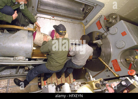 Mitglieder der Pistole Mannschaft Platz Pulver Taschen auf dem spanning Tablett des Zentrums Mark 7 15-Zoll/50-Kaliber Pistole in den Turm Nr. 2 an Bord das Schlachtschiff USS IOWA (BB-61).  Die Crew wird geladen, was die 1000. Runde seit Wiederinbetriebnahme des Schiffs durch die IOWAs 16-Zoll-Geschütze abgefeuert werden. USS Iowa (BB-61) Platzierung Pulver Beutel Stockfoto