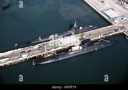 Einen erhöhten Blick auf die Atom-Angriff u-Boot USS BALTIMORE (SSN-704) und die Atom-Flotte ballistischer Raketen-u-Boot USS NATHANIEL GREENE (SSBN-636), Vordergrund, vertäut am Pier Nr. 22 der naval Station.  NATHANIEL grün ist stillgelegt. USS Nathanael grün SSBN-636 und USS Baltimore SSN-704 Stockfoto