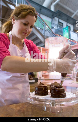 Cupcakes sind mit frischen Vereisung in einer Bäckerei in London Ontario, Kanada gefroren. Stockfoto