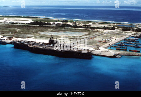 Antenne-Hafenblick-Viertel der Forrestal-Klasse Flugzeugträger USS SARATOGA (CV-60) gefesselt auf dem britischen Marinestützpunkt auf Diego Garcia.  Das Schiff hielt an das britische Protektorat während ihrer 1987-Bereitstellung.  Sichtbar auf dem Flug deck als F-14A Tomcats, A-6E Eindringlinge und E-2 b Hawkeye Flugzeug. USS Saratoga (CV-60) auf Diego Garcia 1987 Stockfoto