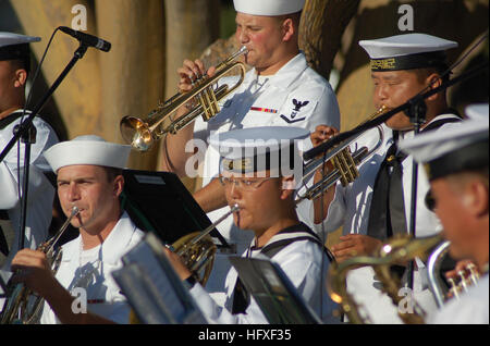 061020-N-7498L-267 San Diego (20. Oktober 2006) - US Navy Musiker aus Navy Band Südwesten mit Seglern von Republik von Korea (ROK) Marine band, für die Allgemeinheit führen. Segler aus der Republik von Korea (ROK) Marine Schiffe Dae Jo Yeong (DDH 977) und Dae Cheong (AOE-58), zusammen mit der Marine Band Südwesten führten eine Vielzahl von Musik und darstellende Kunst im Seaport Village, Innenstadt. Die ROK Marine kamen Okt. 17, um Verständnis und Bewusstsein von alliierten US-Partnern zu erhöhen und um guten Willen und Zusammenarbeit zwischen den beiden Flotten zu fördern. US Navy Foto von Masse Kommunikation Sp Stockfoto