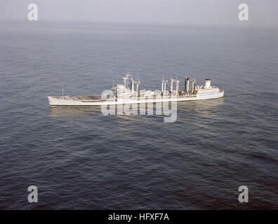 Ein Antenne Port bow Blick auf die Flotte Öler USNS NAVASOTA (T-AO 106) im Gange. USNS Navasota (T-AO-106) 1986 Stockfoto