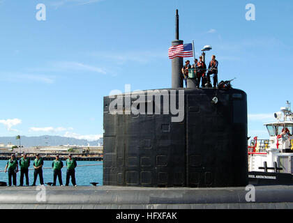 051027-N-0879R-004 Pearl Harbor, Hawaii (27. Oktober 2005) Ð der Los-Angeles-Klasse schnellen Angriff u-Boot USS Charlotte (SSN-766) bereitet sich auf ihr Heimathafen von Pearl Harbor für Norfolk, Virginia fahren Das Atom-Angriff u-Boot wird einem Depot Modernisierung im Norfolk Naval Shipyard unterziehen vor der Rückkehr in die Pazifische Flotte Ende 2006. Foto: U.S. Navy Chief Journalist David Rush (freigegeben) US Navy 051027-N-0879R-004 schnellen Angriff Los-Angeles-Klasse-u-Boot USS Charlotte (SSN-766) bereitet sich auf ihr Heimathafen von Pearl Harbor fahren Stockfoto