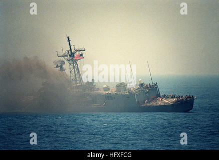 Ein Viertel Hafenansicht der Lenkflugkörper Fregatte USS STARK (FFG-31) zum Hafen nach einer irakischen startete Exocet Rakete Blitzeinschlages auflisten. USS Stark FFG-31 Backbordseite nach Raketenangriff Stockfoto