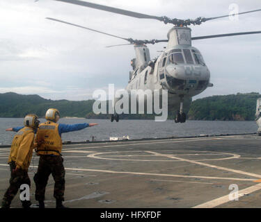 Am 29. Oktober 2005 startete ein CH-46E Sea Knight Hubschrauber der Fox Company der 31st Marine Expeditionary Unit während PHILBEX 06, einer bilateralen amphibischen Übung zwischen den USA und den philippinischen Streitkräften, an der die USS Essex, Juneau und die USS Fort McHenry beteiligt waren. Stockfoto