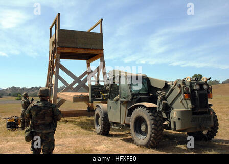 070504-N-8761M-001 FORT HUNTER LIGGETT, Kalifornien (4. Mai 2007) - Seabees von Naval Mobile Bau Bataillon (NMCB) 4 Reinigen Sie ihre Waffen vor der Rückgabe an die Waffenkammer. Das Bataillon übte Bau und defensiven Operationen während einer drei Wochen andauernde Feld Übung (FEX) an Fort Hunter Liggett. Foto: U.S. Navy Lt. Wallace M. Mattos (freigegeben) US Navy 070504-N-8761M-001 Seabees von Naval Mobile Bau Bataillon (NMCB) 4 Reinigen Sie ihre Waffen vor der Rückgabe an die Waffenkammer Stockfoto