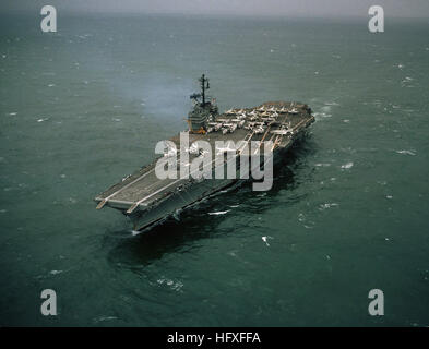 Ein Antenne Port bow Ansicht von der Forrestal Klasse Flugzeugträger USS FORRESTAL (CVA-59) im Gange rund einen Monat nach Bränden und Explosionen beschädigt das Schiff verlassen 132 Besatzungsmitglieder tot, 62 verletzt und zwei fehlenden und mutmaßlichen Toten während der Dienstzeit in den Gewässern vor Vietnam.  Die FORRESTAL ist Heimathafen in Norfolk, Virginia. USS Forrestal etwa einen Monat nach 1967 Brand Stockfoto