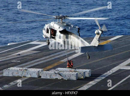 051103-N-0455L-031-Atlantik (3. November 2005) - Aviation Ordnancemen beimessen Ordnance ein MH-60 Seahawk-Hubschrauber, Hubschrauber Meer bekämpfen Geschwader zwei acht (HSC-28), zugewiesen auf dem Flugdeck der Nimitz-Klasse-Flugzeugträger USS Harry S. Truman (CVN-75), während die Munition zu entlasten. Truman ist derzeit im Gange in den Atlantischen Ozean Durchführung von Munition entlastet und laufenden Auffüllungen. US Navy Foto vom Fotografen Mate Airman Lehrling Justin Losack (freigegeben) US Navy 051103-N-0455L-031 Aviation Ordnancemen Ordnance zuordnen ein MH-60 Seahawk Hubschrauber, t zugewiesen Stockfoto