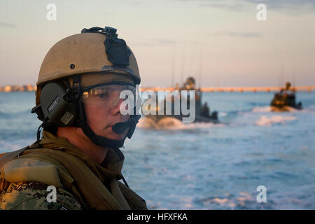 120201-N-PC102-098 CAMP LEJEUNE, North Carolina (1. Februar 2012) Elektriker Mate 3. Klasse Zach Duffey Riverine Befehl Boot 803 von Riverine Squadron (RIVRON) 2 zugewiesenen mans seiner Uhr Station während der Durchführung Escort Sicherheitsoperationen für Schiffe Transit heraus zum Meer durch den Intracoastal Waterway in North Carolina, während der Übung Bold Alligator 2012. Fett Alligator ist die größte amphibische Marineübung in den letzten 10 Jahren und steht für die Navy und Marine Corps Revitalisierung des gesamten Spektrums der amphibische Operationen. Die Übung konzentriert sich auf die heutige Kampf mit heutigen Kräfte, während sho Stockfoto