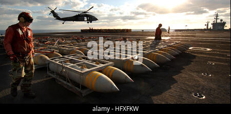 051104-N-2984R-169 Atlantik (4. November 2005) Ð Aviation Ordnancemen Waffen Abteilung zugewiesen bereiten Paletten BLU-117 2.000 Pfund Allzweck Bomben zu geflogen werden, aus dem Flugdeck der Nimitz-Klasse-Flugzeugträger USS Harry S. Truman (CVN-75), USS Dwight D. Eisenhower (CVN-69) während die Munition zu entlasten. Truman und Eisenhower werden derzeit in den Atlantischen Ozean Durchführung von Munition entlastet und laufenden Auffüllungen. Foto: U.S. Navy des Fotografen Mate Airman Ricardo J. Reyes (freigegeben) US Navy 051104-N-2984R-169 Aviation Ordnancemen Weapo zugewiesen Stockfoto