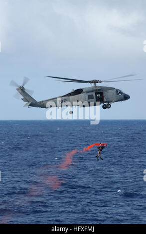 051104-N-2143T-076-Pazifik (4. November 2005) Ð eine SH-60F Seahawk zugewiesen, die ÒIndiansÓ von Helikopter Anti-Submarine Squadron Six (HS-6), zeigen Such- und Rettungsaktionen Techniken während einer Demonstration der Airpower an Bord der nuklear angetriebene Flugzeugträger USS Nimitz (CVN-68). Die Nimitz Carrier Strike Group führt derzeit eine ÒTiger CruiseÓ und kehrt von einer regelmäßigen Einrichtung zur Unterstützung der globalen Krieg gegen den Terrorismus. U.S. Navy Photo von PhotographerÕs Mate 3. Klasse Maebel Tinoko (freigegeben) US Navy 051104-N-2143T-076 zeigen eine SH-60F Seahawk Suche und Res Stockfoto