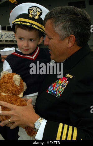 051108-N-0050T-127 San Diego (8. November 2005) - Kommandant, Zerstörer Geschwader zwei drei, Captain Mike Smith gibt seinem Sohn einen Teddybär nach Abfahrt der nuklear angetriebene Flugzeugträger USS Nimitz (CVN-68) an Bord der Naval Air Station North Island, Kalifornien Nimitz und ihre Karriere Streik Gruppe nach San Diego nach ihrer sechsmonatigen Westpazifik und den Persischen Golf-Einsatz zur Unterstützung der globalen Krieg gegen den Terrorismus zurück. Foto: U.S. Navy des Fotografen Mate 2. Klasse Patricia R. Totemeier (freigegeben) US Navy 051108-N-0050T-127 Commander, Zerstörer Geschwader zwei drei, Captain Mike Smith gibt seinem Sohn Stockfoto