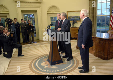 061108-F-5586B-159 Präsident George W. Bush und nominierte US-Verteidigungsminister Robert Gates, Recht, Blick-auf US-Verteidigungsminister Donald H. Rumsfeld befasst sich mit die Nation während einer Pressekonferenz aus dem Oval Office, kurz nachdem der Präsident seinen Nachfolger angekündigt. US Navy Foto von James Bowman (freigegeben) US Navy 061108-F-5586B-159 Präsident George W. Bush und nominierte US-Verteidigungsminister Robert Gates, Recht, Blick-auf US-Verteidigungsminister Donald H. Rumsfeld befasst sich mit die nation Stockfoto