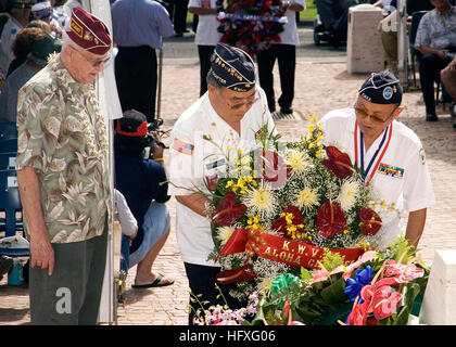 051111-N-1027J-105 Honolulu, Hawaii (11. November 2005) – Kranz Greeter, Al Frumkin, links, steht als Mitglieder aus dem Korean War Veterans Association Aloha Kapitel präsentiert einen Kranz zu Ehren der Veteranen auf der National Memorial Cemetery of the Pacific während der Disabled American Veterans 55. jährliche Massierung der feierlichen Farben Veterans Day. US Navy Foto vom Fotografen Mate Airman John T. Jackson (freigegeben) US Navy 051111-N-1027J-105 Kranz Greeter, Al Frumkin, links, steht als Mitglieder aus dem Korean War Veterans Association Aloha Kapitel präsentiert einen Kranz zu Ehren der Veteranen Stockfoto