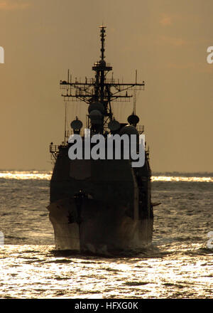 051112-N-3488C-002 Tsugaru Strait (12. November 2005) - Transite der Lenkwaffen-Kreuzer USS Cowpens (CG-63) die Tsugaru-Straße. Cowpens ist derzeit die Tsugaru-Straße als Teil der einen bilateralen jährlichen Übung 2005 (ANNUALEX) mit Japan Maritime Self-Defense Force Transit. ANNUALEX konzentriert sich auf die zu militärischer Beziehungen zwischen den USA und Japan. ANNUALEX dient zur Verbesserung der bilateralen Interoperabilität, Japan maritime Bedrohungen verteidigen und Fähigkeit zur Oberfläche Kriegsführung, Luftverteidigung und unterseeischen Kriegsführung zu verbessern. U.S. Navy Photo von PhotographerÕs Mate Flieger Stockfoto