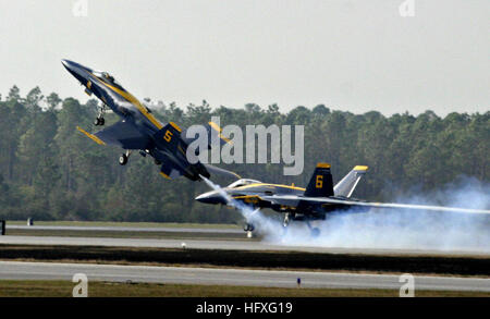 Das Flugvorführungsteam der US Navy, die Blue Angels, führt Flugmanöver mit F/A-18A Hornets während der Blue Angel Homecoming Flugschau 2005 in Pensacola, Florida, durch. Stockfoto