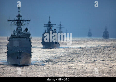 051112-N-6106R-120 Tsugaru Strait (12. November 2005) Ð US Navy Lenkflugkörper Kreuzer und Zerstörer Zerstörer Geschwader 15 zugewiesen cruise in Formation während eines Transits der Tsugaru-Straße als Teil der einen bilateralen jährlichen Übung 2005 (ANNUALEX) mit Japan Maritime Self-Defense Force. ANNUALEX konzentriert sich auf die zu militärischer Beziehungen zwischen den USA und Japan. ANNUALEX dient zur Verbesserung der bilateralen Interoperabilität, Japan maritime Bedrohungen verteidigen und Fähigkeit zur Oberfläche Kriegsführung, Luftverteidigung und unterseeischen Kriegsführung zu verbessern. Foto: U.S. Navy Foto Stockfoto